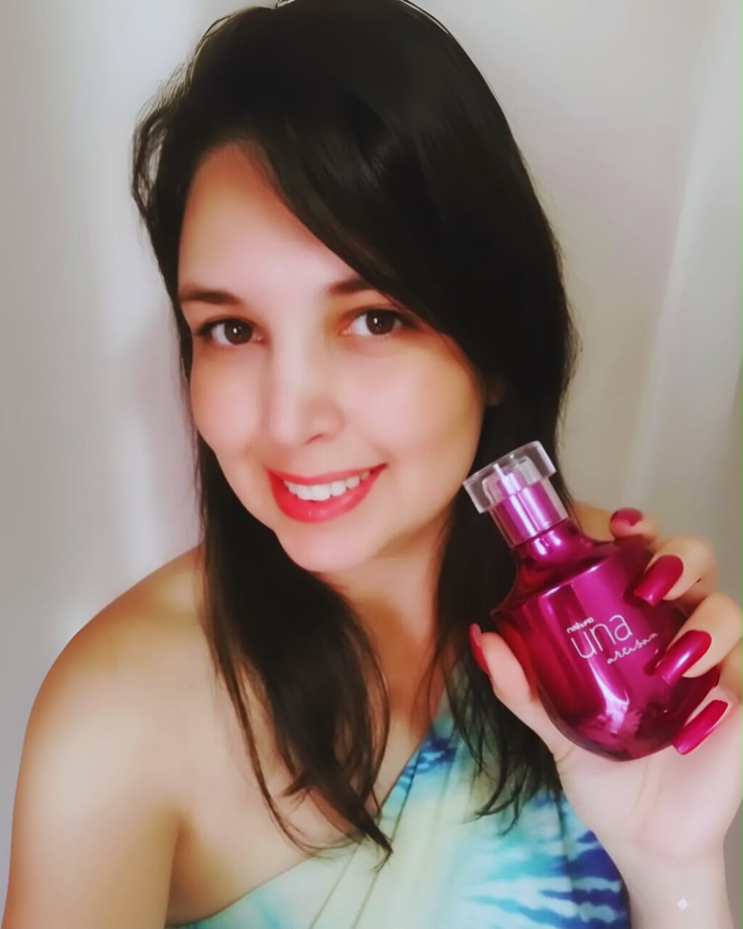 Lidi segurando um produto de beleza